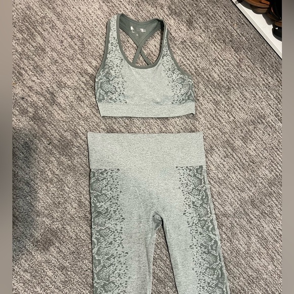 Matching athletic set - Picture 2 of 2